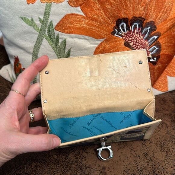 VINTAGE SALVATORE FERRAGAMO DRAGONFLY ITALY LEATHER AND TEXTILE WALLET PRELOVED - Picture 5 of 10